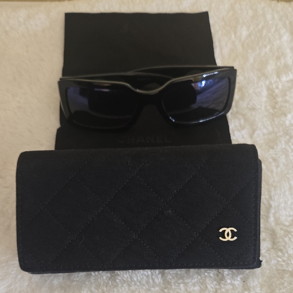 Chanel Black Sunglasses With Original Case And Original Cleaning Cloth - Picture 1 of 5